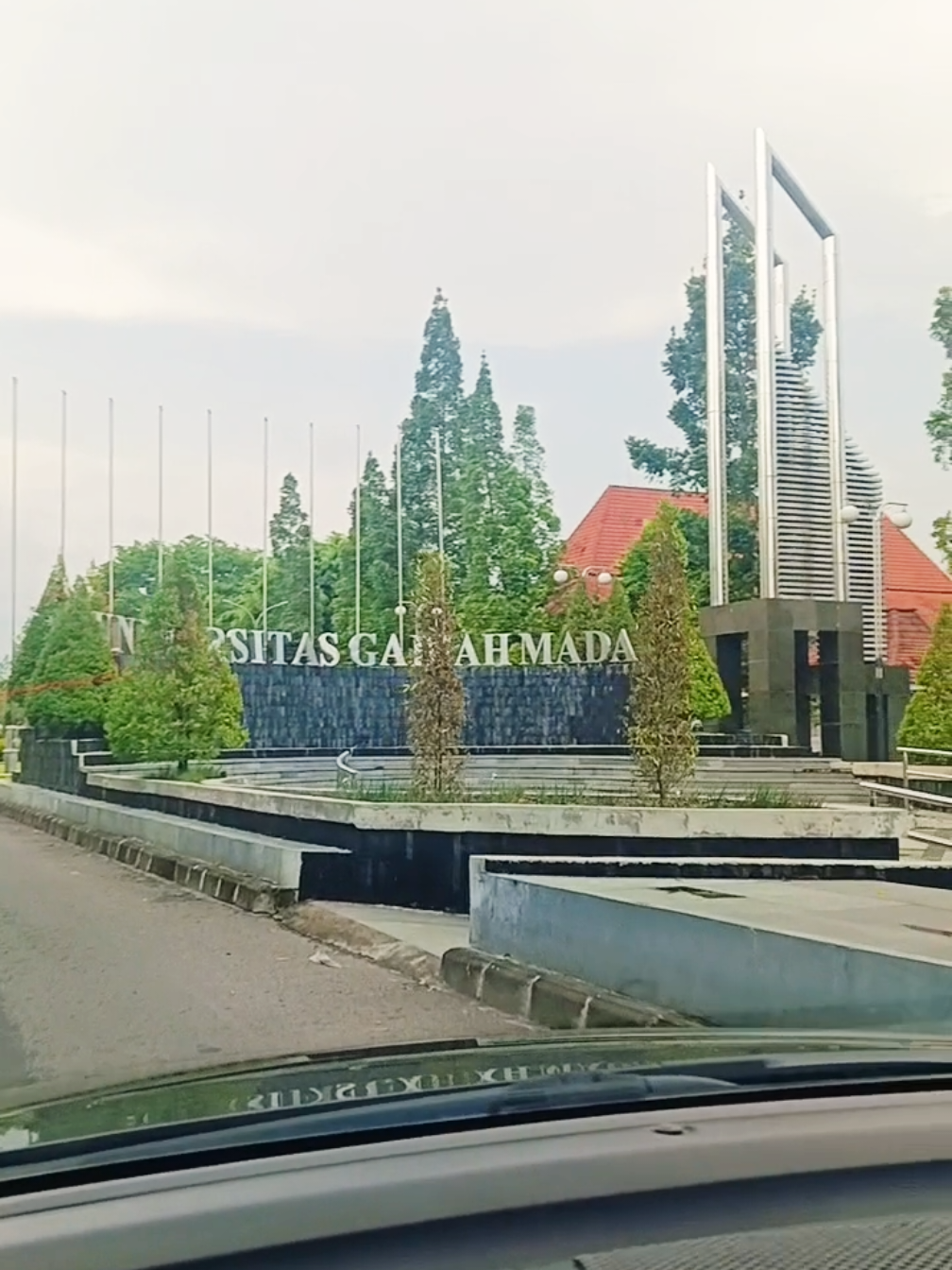 Pintu Gerbang Utama Masuk UGM Dari Bundaran #jogja  #ugm #bundaranugm #anomjogja 