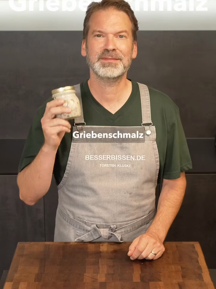 Griebenschmalz 100 g Rückenspeck vom Schwein 225 g Schweineschmalz 120 g Apfelwürfel 120 g Zwiebelwürfel Nach Wunsch- 1 TL Majoran oder Oregano