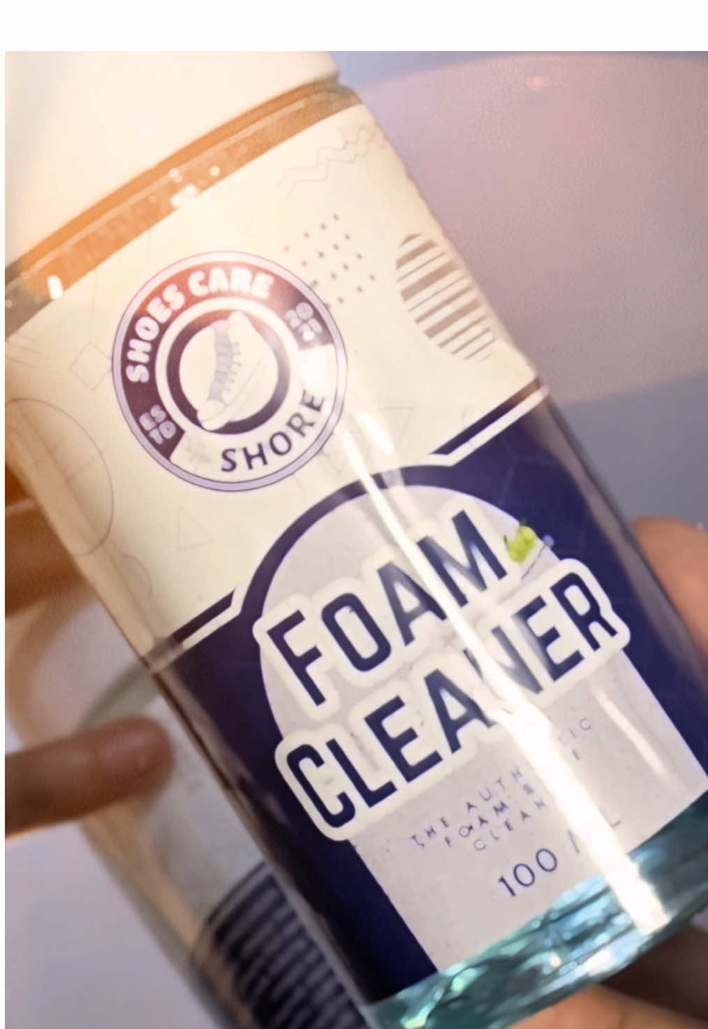 Busa melimpah, kotoran pun kalah! Foam cleaner yang bikin bersih maksimal tanpa effort. 🧼✨  #shoreshoes #foamcleaner #shoescareindonesia #fyp #fypage 
