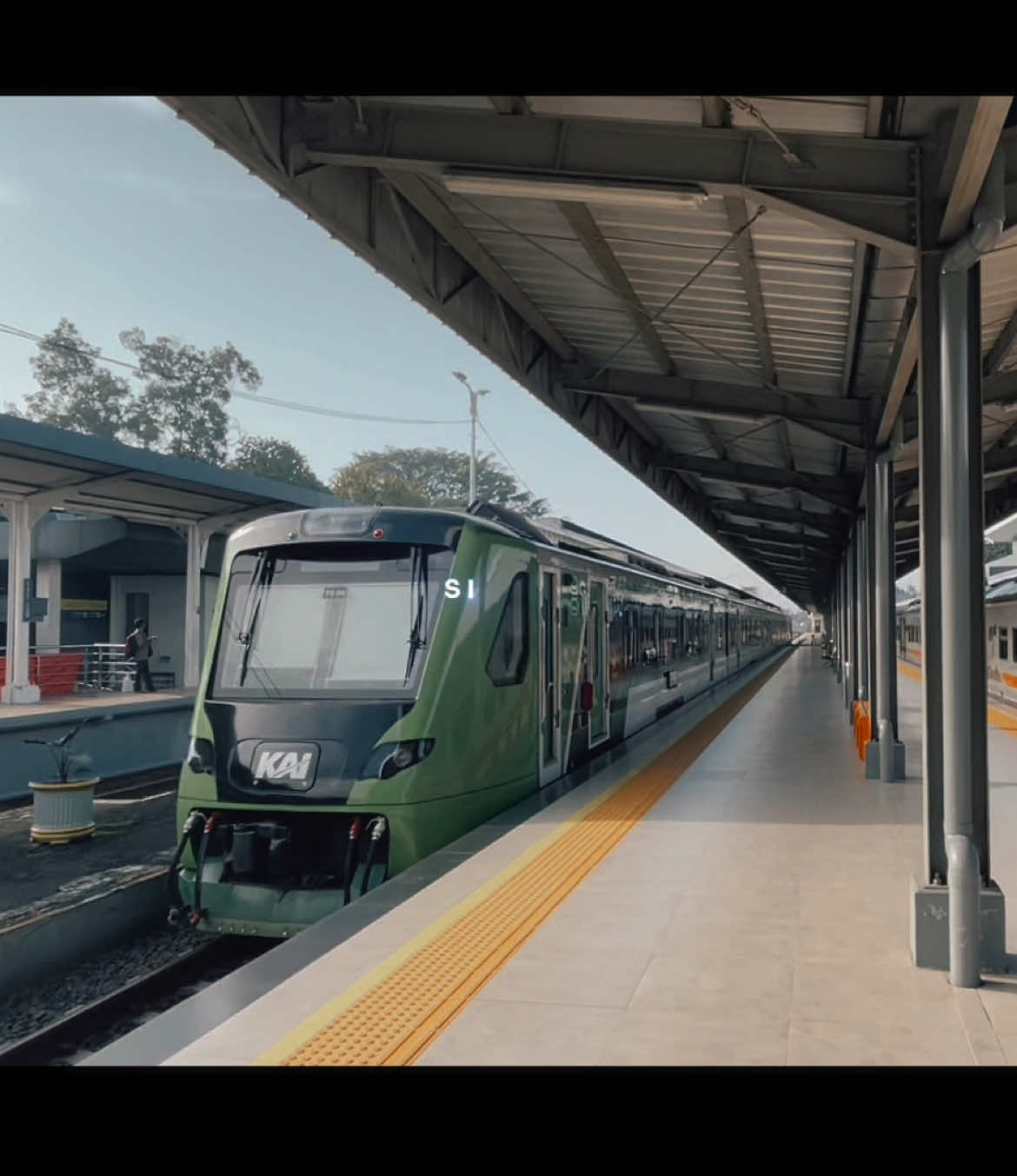 kowe nyanding tresno liyane 💔. #fypシ゚ #videokeretaapi #cinematic #cinematictrain #fyp 