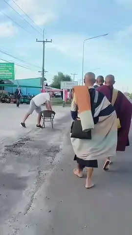 Một cái chạm tay nhẹ của Thầy là 1 điều gì đó rất kì diệu , nhẹ nhàng , ấm áp #moinguoinoivethay_masterminhtue #masterminhtue #tatcavethay_masterminhtue 