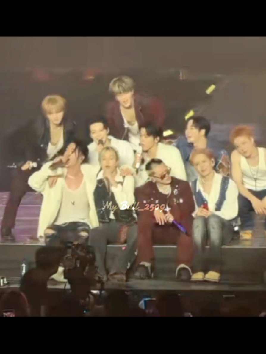 Hyunsuk with his dongsaeng 🥺🤏🏻 #hyunsuk #hyung #treasure #fyp #foryou 