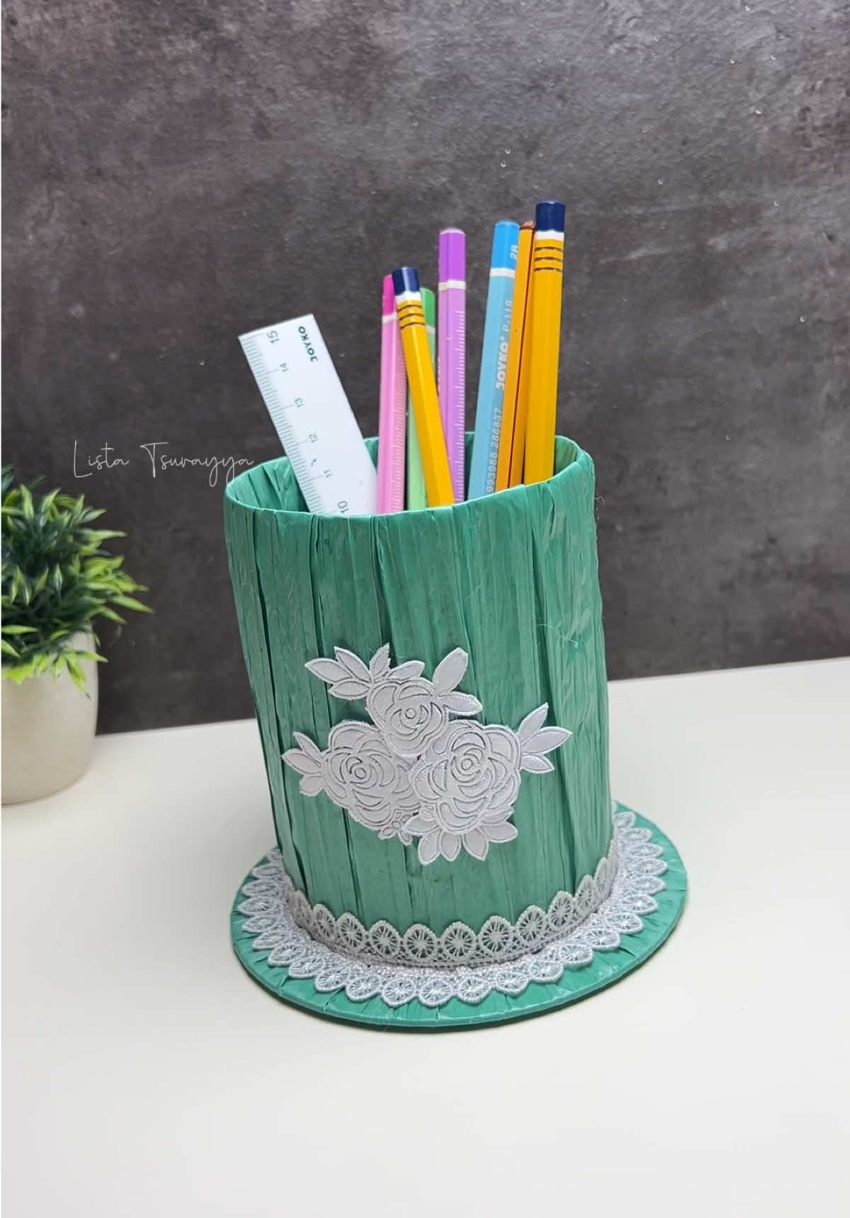 Ide daur ulang yg bahannya gamoang didapet 😍 cocok buat tugas anak sekolah ❤️ #daurulang #botolbekas #talirafia #DIY #samasamabelajar 