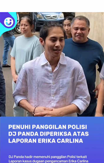 DJ Panda Diperiksa Polisi Hari Ini Terkait Laporan Erika Carlina. Giovanni Surya Saputra alias DJ Panda memenuhi panggilan penyidik terkait laporan kasus dugaan pengancaman yang dilaporkan artis Erika Carlina di Polda Metro Jaya pada Rabu (15/10/2025). DJ Panda hadir didampingi kuasa hukumnya, Michael Sugijanto, kedua orang tua DJ Panda turut mendampingi sang putra untuk menjalani pemeriksaan perdana sebagai terlapor. DJ Panda tak berbicara banyak ihwal proses pemeriksaan hari ini. Ia hanya mengatakan dirinya siap menghadapi proses hukum yang berjalan. Sementara itu, pengacara DJ Panda, Michael Sugijanto menambahkan juga bahwa kliennya akan menghormati proses hukum atas laporan Erika tersebut. #DJPanda #ErikaCarlina #DJBravy #Terbaru #Viral 
