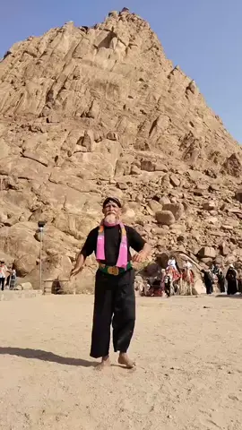Mbah Yai Walijo Melakukan Atraksi Jurus Silat dari Perguruan Silat Nasional PERSINAS ASAD di Jabal Magnet / Jabal Jin Madinah Moment Umroh Bareng J Travel  UMROH BARENG J TRAVEL  ALHAMDULILLAH BAROKAH 