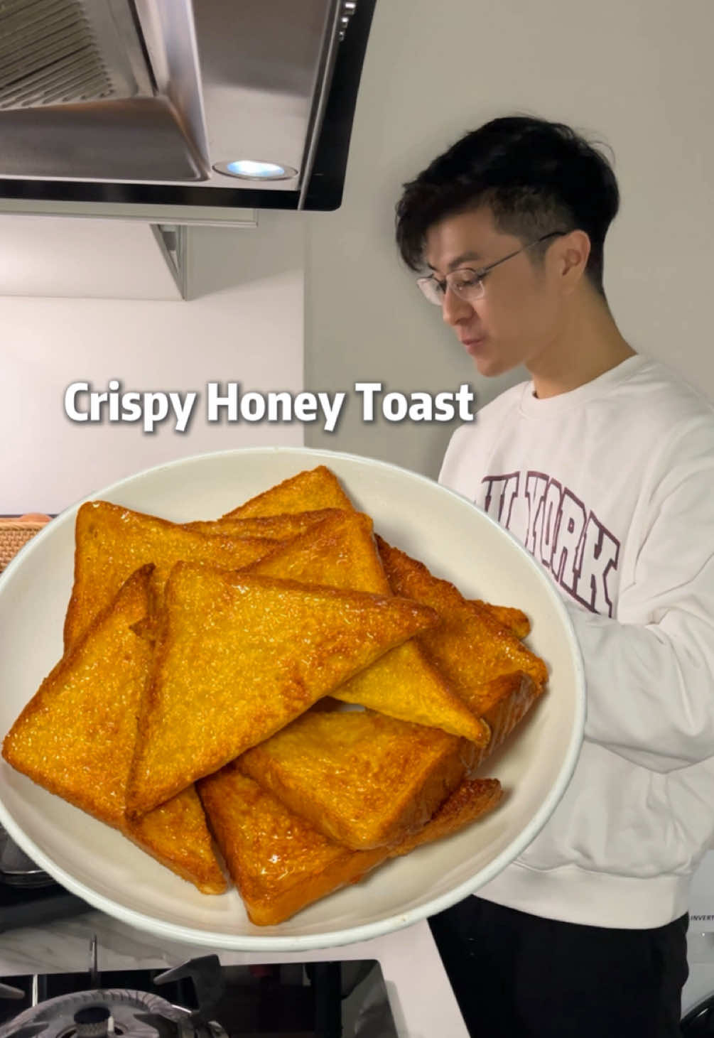 If you have an air fryer, you need to try this 👀 She really loves this crispy honey toast. Golden, lightly sweet, and smells so good once it’s toasted. I made it for her the other morning and it was gone in minutes 🤣 Perfect for those mornings when you crave something simple but satisfying 🥰✨ 📌Remark: Spray some oil on the air fryer paper to prevent the bread from sticking #pov #fyp #toast #airfryer #airfryerrecipes 