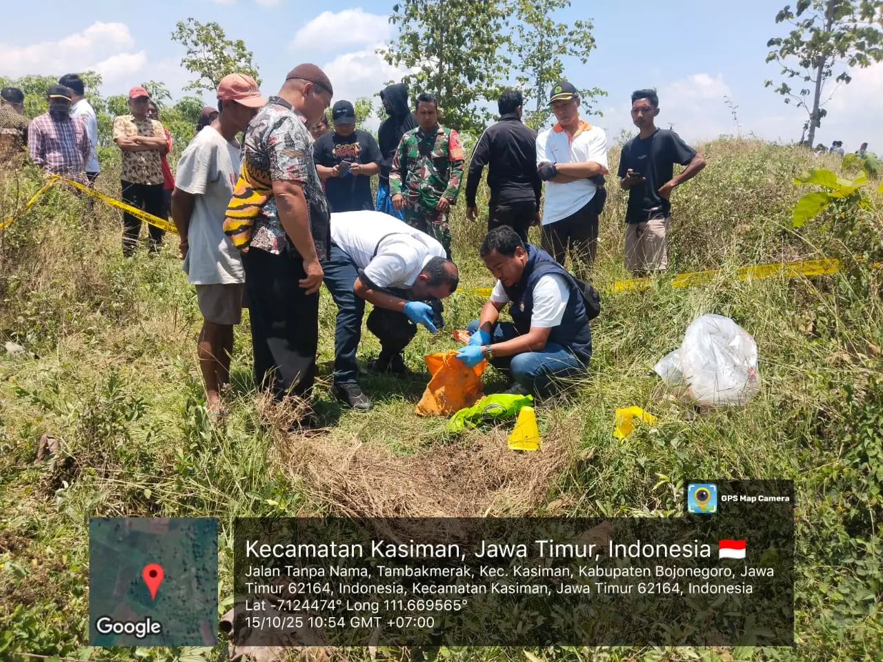 Warga Desa Kacangan, Kecamatan Malo, Kabupaten Bojonegoro digegerkan penemuan mayat bayi di Kawasan Hutan Jati setempat. Mayat bayi tersebut, ditemukan dua warga yang hendak mencari rumput, Rabu (15/10/2025). Informasi yang beredar, pencari rumput tersebut, mencium bau busuk dari balik tumpukan rumput ilalang kering. Kemudian, warga tersebut mendekati dan membongkar tumpukan tersebut. Setelah dibongkar, bayi ditemukan sudah meninggal dibungkus tas plastik warna kuning, dan dilapisi tas plastik warna hijau. Kasatreskrim Polres Bojonegoro, AKP Bayu Adjie Sudarmono membenarkan kabar tersebut. Menurutnya, mayat bayi yang diperkirakan berusia sepekan ini, ditemukan oleh warga yang hendak mencari rumput sekitar pukul 10.30 WIB. “Ditemukan sekitar pukul 10.30 WIB, oleh warga yang hendak berladang,” ungkap AKP Bayu. Usai menemukan mayat bayi yang belum diketahui jenis kelaminnya ini, lanjut Bayu, warga langsung melaporkan kejadian tersebut ke Mantri Perhutani pemangku kawasan hutan tersebut. Dan langsung diidentifikasi oleh kepolisian. “Setelah diidentifikasi di lokasi, jasad kemudian dibawa ke RSUD Bojonegoro untuk dilakukan autopsi,” jelas polisi lulusan Akpol tahun 2015 ini. Eks. Kanit Jatanras Polres Lampung ini memaparkan, saat ini tim Satreskrim Polres Bojonegoro tengah melakukan penyelidikan lebih lanjut. Salah satunya, dengan mencari data ibu hamil dari rumah sakit maupun Puskesmas, guna mengungkap pelaku atau orang tua bayi. “Masih kami selidiki (pelakunya). Tim kami juga mendatangi beberapa rumah sakit hingga puskesmas,” pungkasnya. #bayi #pembuangbayi #bojonegoro 