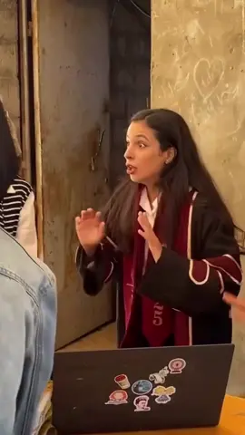 אתמול, אחרי שנתיים של כאב, אובדן וחיים תחת הפצצות צעירים וצעירות מעזה חגגו את תוצאות הבגרויות שלהם. אותם תלמידים למדו במשך שנתיים באוהלים, תחת רחפנים ורעשי מלחמה שלא נתנו להם רגע של שקט. חלקם אפילו הצליחו לעבור למרות שהוריהם נהרגו במלחמה. שנתיים של לימודים בתנאים בלתי אפשריים, בלי חשמל, בלי ביטחון, בלי שגרה ובכל זאת הם התעקשו ללמוד, לחלום ולהתעקש על עתיד.  הסיפור שלהם הוא תזכורת לכולנו: אנחנו, פלסטינים וישראלים, רובנו רוצים את אותו הדבר - לחיות, לבנות עתיד ולהרגיש ביטחון. ויש דרך אחת ללכת בה כדי לדאוג לעתיד של כולנו - שלום ישראלי פלסטיני. כי אחרי שנתיים של הרס ואובדן, זה ברור - בארץ הזאת חיים יהודים ופלסטינים ואף אחד מאיתנו לא ילך לשום מקום. אנחנו חייבים להמשיך להיאבק למען חירות ועצמאות לשני העמים, הפלסטינים והישראלים. أمس، بعد عامين من الألم والفقدان والحياة تحت القصف، احتفل شباب وشابات من غزة بنتائج امتحانات الثانوية العامة. هؤلاء التلاميذ درسوا لمدة عامين في خيام، تحت طائرات الدرون وصخب الحرب الذي لم يترك لهم لحظة هدوء. بعضهم نجحوا رغم أن عائلاتهم قُتلوا في الحرب. عامان من الدراسة في ظروف مستحيلة بلا كهرباء، بلا أمان، بلا روتين ومع ذلك أصرّوا على التعلم، على الحلم، وعلى الإصرار من أجل مستقبل. قصتهم تذكير لنا جميعًا: نحن، الفلسطينيون والإسرائيليون، أغلبنا يريد الشيء نفسه أن نعيش، نبني مستقبلًا، ونشعر بالأمان. وهناك طريق واحد لنضمن مستقبلنا جميعًا السلام الفلسطيني-الإسرائيلي. لأنّه بعد عامين من الدمار والفقدان، الأمر واضح: في هذه الأرض يعيش يهود وفلسطينيون، ولا أحد منا سيذهب إلى أي مكان. علينا أن نستمر في النضال من أجل الحرية والاستقلال لكلا الشعبين، الفلسطيني والإسرائيلي.