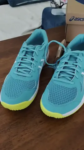 รองเท้าแบดมินตันผู้หญิง Asics รุ่น Upcourt6 สีสวยเวอร์ เบาเวอร์ ใส่สบาย กันเท้าพลิก วิ่งสบาย ไม่เจ็บเท้า มีไซส์ให้เลือกหลายไซส์ กดดูรายละเอียดได้เลยค่ะ#รองเท้าแบดมินตันหญิง#Asicsแบดมินตันหญิง#รองเท้ากีฬารองเท้ากีฬาผู้หญิง#รองเท้าใส่ตีแบตผู้หญิง#เปิดค่าการมองเห็น 