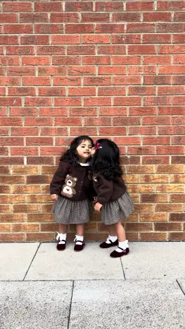 Best friends 👯‍♀️ They melt my heart every single day — I love them both more than words can say 🫶💕 #TwinStyle #OOTD #BabyGirlOutfits #zaraoutfit #autumoutfit 