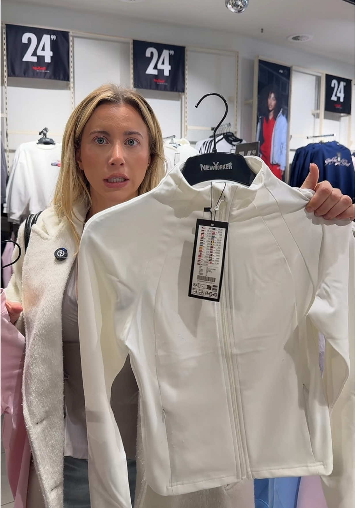 Anzeige sendet es all euren Freunden bei @NEW YORKER gibt es wieder Rabatt ! 💗🌸👛😱😭 ab 40€ 10% und ab 60€ 20% #newyorker #shopping #rabatt #hannihase #sale 