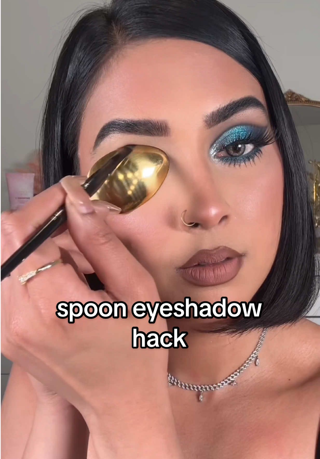 🦋should we bring the cutcrease back?  👀 and the bob? 💇🏻‍♀️ #cutcrease #eyeshadow #blueeyes #makeuphacks 