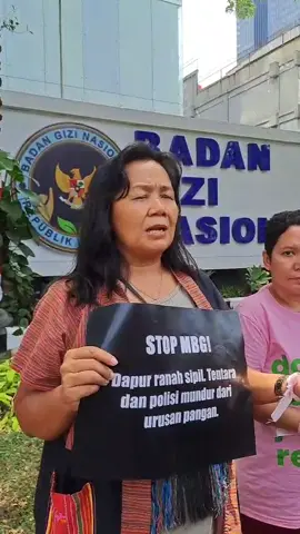 Pascaaksi Stop Makan Bergizi Gratis (MBG) di Kantor Badan Gizi Nasional (BGN), Jakarta, Rabu (15/10/2025) hari ini, Ririn Sefsani dari Suara Ibu Indonesia (SII) bersama aktivis Aliansi Ibu Indonesia, Seruni, dan HERizon melakukan audiensi dengan staf BGN.  Polisi sempat tiba-tiba masuk dan marah dalam audiensi ini, Ririn menyatakan kemarahan polisi ini menunjukkan campur tangan aparat dalam urusan MBG masyarakat sipil.  Staf BGN dalam audiensi tersebut menyatakan bahwa saat ini BGN sedang menyiapkan draf monitoring dan evaluasi soal proyek Makan Bergizi Gratis ini dan mendata korban-korban siswa yang keracunan usai memakan menu dalam MBG. #StopMBG #AliansiPerempuanIndonesia #SuaraIbuIndonesia #Seruni #HERizon #BadanGiziNasional 