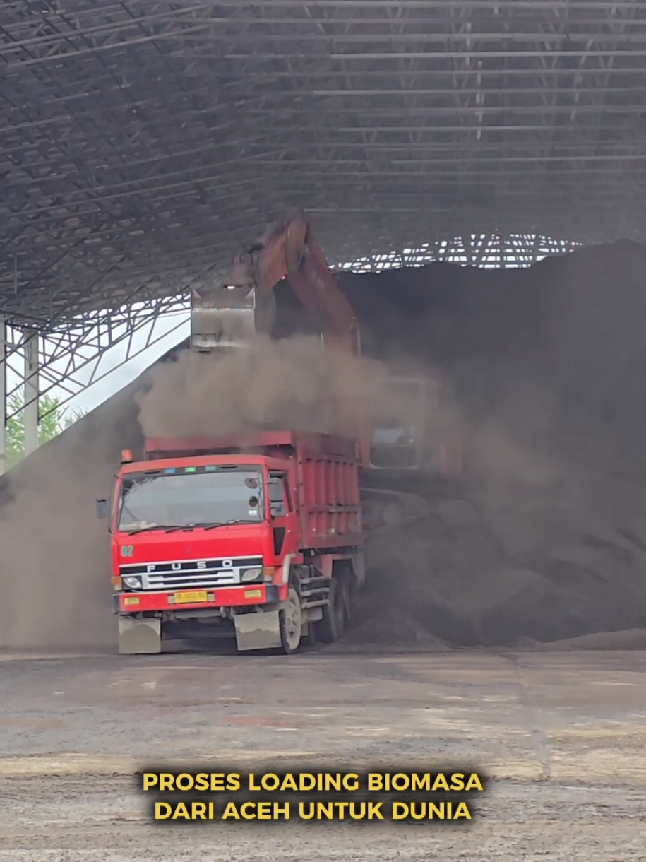 Deru mesin, dentuman baja, dan semangat kerja di bawah langit Krueng Geukueh — semua berpadu dalam satu tujuan: menggerakkan roda ekonomi bangsa. ⚓🔥 Pelindo SPMT Branch Lhokseumawe memimpin proses loading Palm Kernel Shell di Pelabuhan Umum Krueng Geukueh, menghadirkan efisiensi, kecepatan, dan profesionalisme dalam setiap tahap operasional. 🚢💪 Setiap butir muatan yang naik ke kapal bukan sekadar komoditas — tapi simbol kontribusi Aceh Utara untuk Indonesia dan dunia. 🌏✨ Kami tidak hanya memindahkan kargo. Kami menggerakkan masa depan. #PelindoSPMTLhokseumawe #PelabuhanKruengGeukueh #pelindomultiterminal #PortActivity #PalmKernelShell  @Joesyared @Om Donn @PELORR(207) @ALQAAAAA @Sattttt_Nata @mildanoer @Wellysyah Putra Erwansyah @pelindomultiterminal @Sailor 