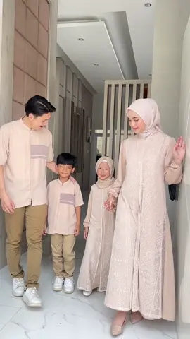 Satu momen, satu gaya, satu cinta. Siapa yang udah gak sabar sarimbit terbarunya dari kita? sambil nunggu yang terbaru, yang lama juga gak kalah cakepnya loh😍