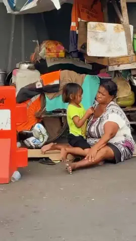 tetap bersukur dalam keadaan apapun...berdoalah semua keluh kesahmu kepada Allah 