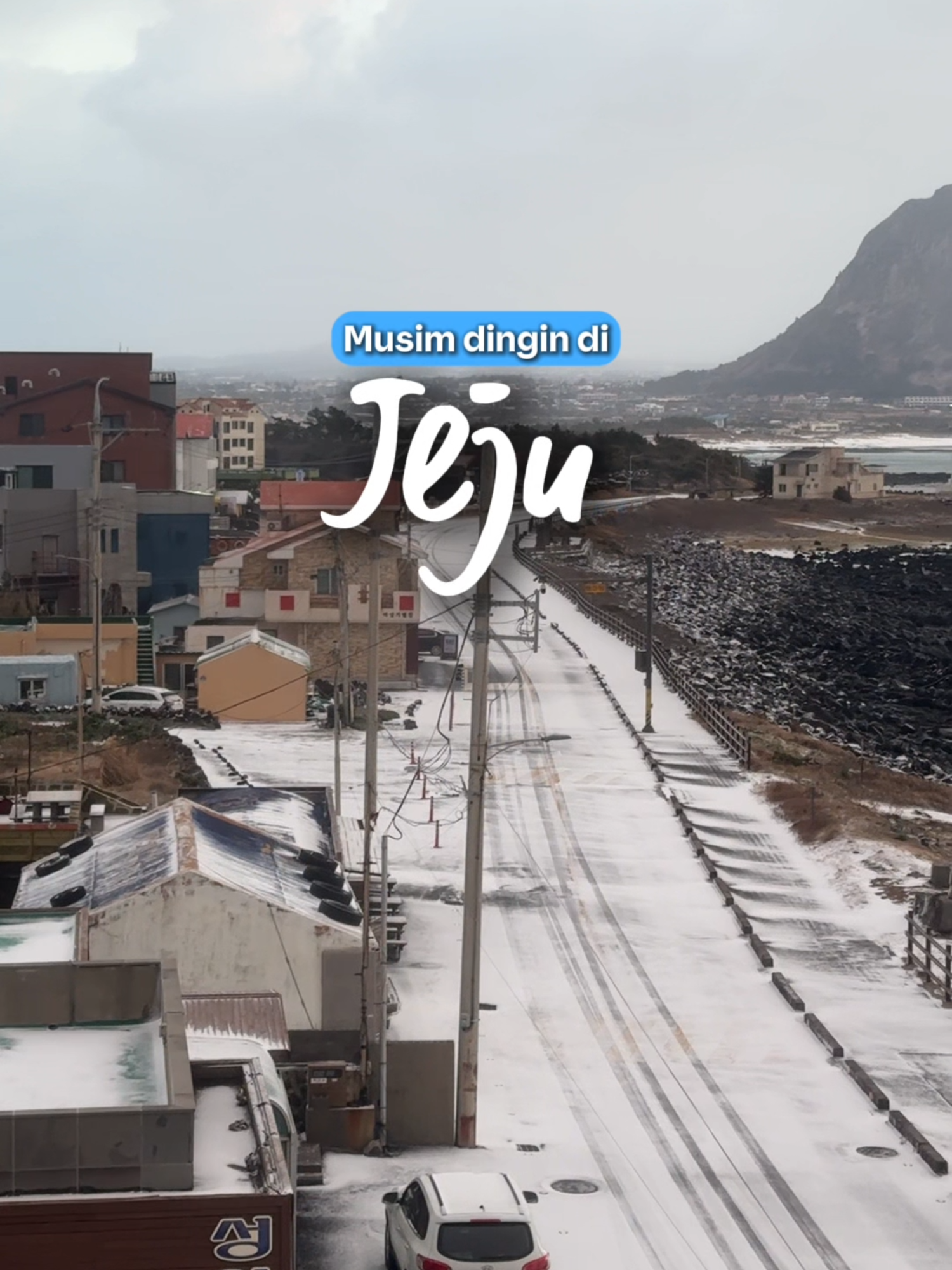 Jeju di musim dingin vibes-nya beda banget 🥹❄️ Cocok buat yang pengen slow trip, nikmatin udara dingin tanpa ribet ngejar itinerary. Dan enaknya lagi, sekarang lagi ada diskon Tiket Pesawat, Hotel dan Xperience ke Jeju s.d. Rp500rb. Langsung siapin liburanmu di Traveloka, pilihan utama buat jelajahi dunia 💙 #Traveloka #Jeju