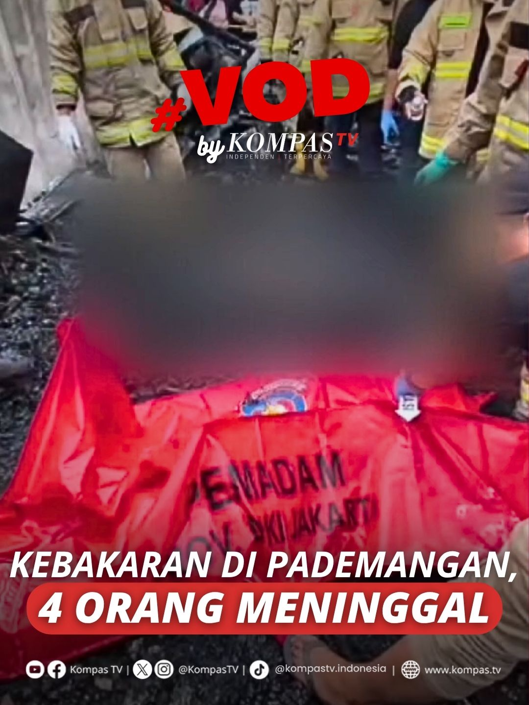 Empat orang yang merupakan satu keluarga tewas dalam kebakaran di Jalan Pademangan Raya, Jakarta Utara, Rabu dini hari (15/10). Diduga para korban tertidur saat api membakar rumah semi permanen mereka. Kebakaran juga menghanguskan tiga bangunan lain di kawasan tersebut. Padatnya permukiman membuat api dengan cepat merambat ke bangunan lainnya. Penyebab kebakaran masih diselidiki polisi dan tim identifikasi. Dapatkan berita terkini lainnya di www.kompas.tv dan youtube.com/kompastv #VODKompasTV