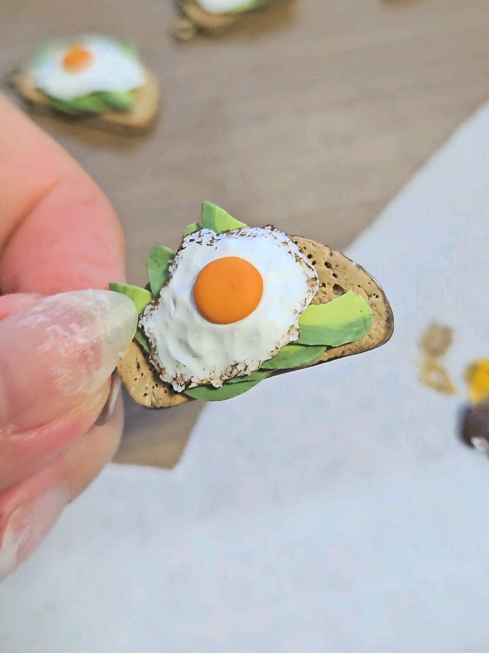 Part 3 | Finishing off the toast with a sunny side up egg! 🍳  #polymerclay #polymerclayfood #miniature #food #handmade 