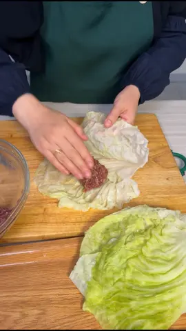 قوش نان  /  تشيبوريكي بالملفوف  فطائر بالملفوف بديل العجين  اول شي جيبي ملفوف و قطعي جذور الملفوف و بعدها غطي عليه بالقلاد و ادخليه في المايكروويف ربع ساعه او في الفريزه وذا ياخذ وقت شويه او اسلقيه في المويه ب الطريقه المعتاده  و بعدها فكفكي الملفوف . الحشوه / نص كيلو لحم مفروم غنمي او بقري + حبتين بصل مقطع ناعم + فلفل حار مقطع ناعم + فلفل أسود + فلفل أحمر مجروش + كمون + ملح  و اخلطي جميع المكونات جيدا  ( ممكن تستخدموا مفروم دجاج و تزيدي عليه بهار أكثر زي  بودرة مرق الدجاج و بابريكا و حاجات عشان تنكه الدجاج )  خلطة التغطيه / حبتين بيض + علبة لبن زبادي + بهار مشكل ( فلفل أحمر مجروش ، فلفل أسود ، كمون ، كزبره ناشفه ) + ملح  و اخلطيهم مره تمام  و بعدها زيدي عليه دقيق بالتدريج و اخلطيه حتى يوصل للقوام المطلوب  زي قوام البان كيك تقريبا  الطريقه / ضعي الحشوه في نص الجهه من الملفوف و قفي الملفوف و غمسي الملفوف في خلطة التغطيه و في ذا الوقت يكون سخنتي صاج فيه زيت و ضعي الملفوف في الصاج و اتركيه من كل جهه تقريبا 6 دقائق و يكون جاهز  ملاحظه  ( الحشوه و خلطة التغطيه على كم حبة ورق ملفوف  و إذا تسوي كميه زياده ف زودي الحشوه و خلطة التغطيه) #ام_يزيد_التركستاني 