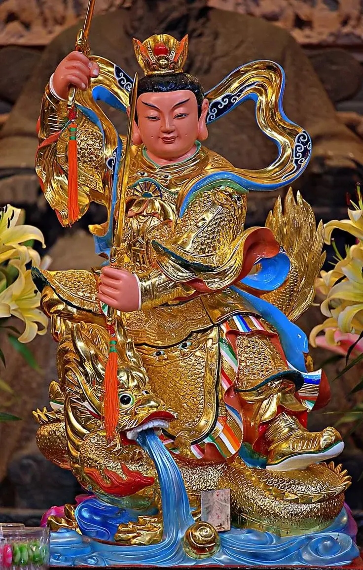 ประวัติย่อ..หลี่ฮู้กิมเฉี้ย (李府金吒) หรือ หลี่กิมเฉี้ย หรือ กิมจา อาวุธประจำกาย ดาบคู่ หรือ ดาบและถือเจดีย์ของบิดา ..........ท่านถือกำเนิดสมัยพระเจ้าซ้งโจว บิดาคือ หลี่จิ้ง (李靖) หรือ หลี่เทียนอ๋อง (李天王) มารดาคือ นางอิ๋นซื่อ มีน้องชายสองคน คือ หลี่ฮู้บกเฉี้ย (李府木吒) (มู้จา) และ หลี่โลเฉี้ย (李哪吒) (นาจา) ..........ทั้งสามรับราชการอยู่กับบิดาที่เมืองเฉาเกอ ก่อนเปลี่ยนไปสนับสนุนราชวงศ์โจวเพราะฮ่องเต้เมืองเฉาเกอ มิได้ปกครองประเทศโดยธรรม ลุ่มหลงนางจิ้กจอก ต้าจี สร้างสระน้ำที่ทำจากสุรา มีต้นเนื้อ แขวนผลไม้และเนื้อสัตว์ คอยหาแต่ความสุข ไม่สนใจประชาชน ให้สร้างเสาทองแดง โดยจะเผาให้ร้อนก่อนเอามนุษย์มานาบมัดกับเสาด้วยความทุกข์ทรมาน และในที่สุดได้ช่วยเมืองซีกีปราบเมืองเฉาเกอสถาปณาพระเจ้าโจวอู่หวัง #หากผิดพลาดประการใดขอโทษด้วยครับ#ศัทธาพระจีน⛩️🙏🐉 #พระจีนภูเก็ต #ฟีดดดシ 