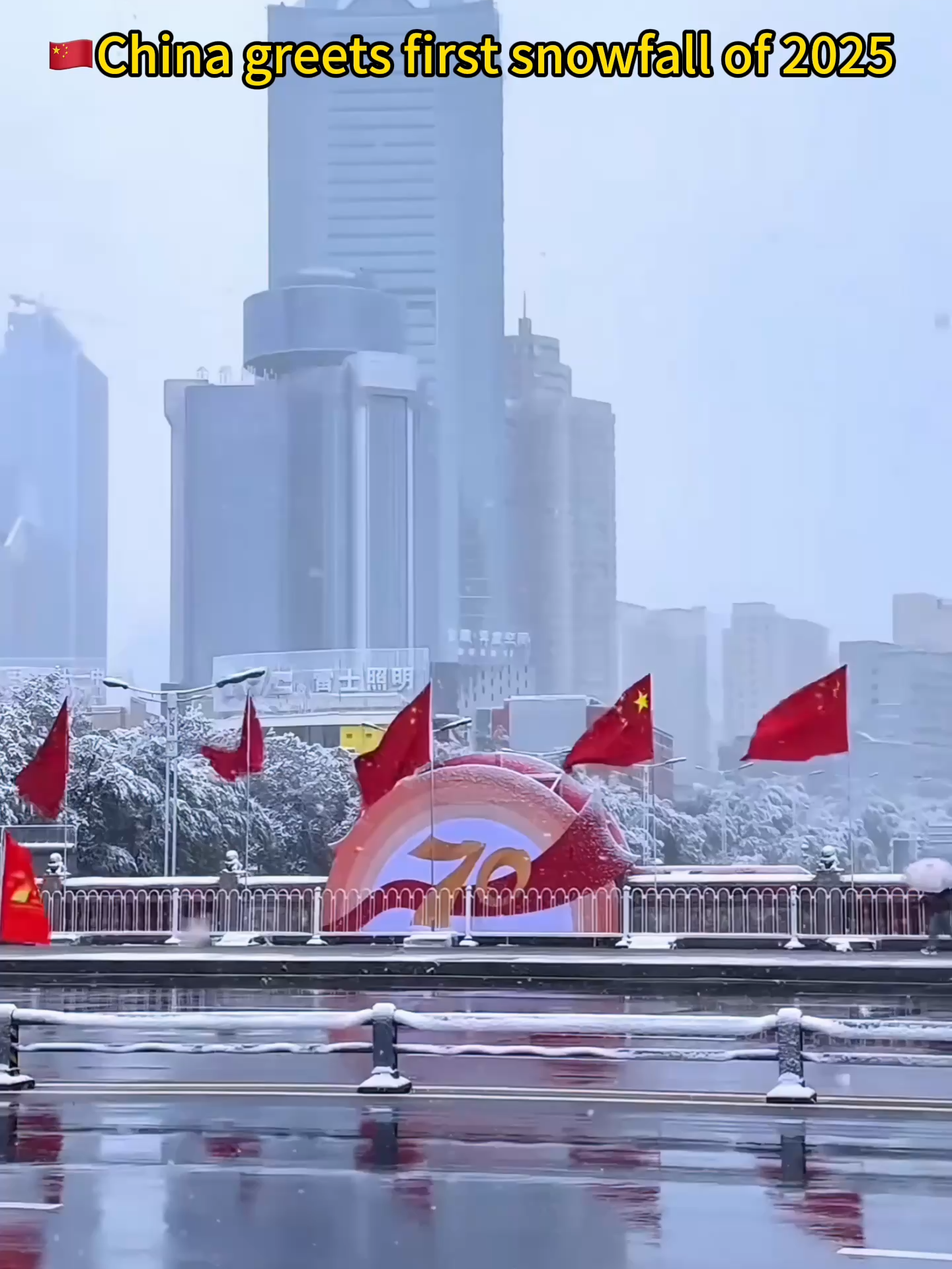 🇨🇳Chinese Landscape 40:On October 15, Urumqi City in China's Xinjiang Uygur Autonomous Region greeted the first snowfall of 2025.#China #Urumqi #snow #ModernChina #ChinaTravel #中国 #乌鲁木齐