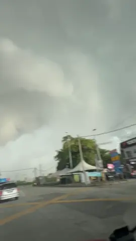 Allahuakbar puting beliung melanda Telok Panglima Garang, Selangor Darul Ehsan. Semoga dipermudahkan urusan  anak2 yg terlibat SK Sijangkang Jaya, SK Kampung Medan, SRA Kampung Medan dan SMK Sijangkang Jaya #kpm #putingbeliung #sijangkang #allahuakbar #ribut