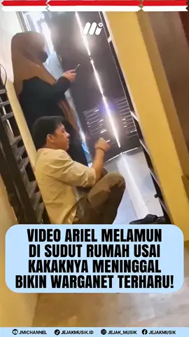 Sebuah video memperlihatkan Ariel NOAH duduk terdiam di sudut ruangan dengan wajah sendu, viral di media sosial. Video berdurasi 29 detik itu pertama kali diunggah di TikTok dan langsung menuai gelombang empati dari publik. Dalam video tersebut, Ariel tampak duduk bersandar di dinding dengan ekspresi kosong. Ia terlihat mengenakan kemeja putih dan celana panjang, tanpa alas kaki, seolah sedang menahan kesedihan mendalam. Diketahui, momen itu terekam saat Ariel tengah berduka atas meninggalnya sang kakak, Nazlin Fachridzal. Kepergian Nazlin meninggalkan duka yang mendalam bagi keluarga besar Ariel. Video itu pun dengan cepat menyebar luas di berbagai platform sosial media, termasuk Instagram dan TikTok, hingga menjadi trending di kolom pencarian. Di kolom komentar, ribuan warganet menyampaikan rasa simpati dan doa untuk sang vokalis. “Dia menghibur banyak orang, tapi ketika dia sedang berduka, tidak ada yang menghibur. Itulah seniman,” tulis salah satu akun dengan ratusan tanda suka. Komentar lain juga menulis, “Ayah sudah tiada, kakak pertama juga tiada. Tanggung jawab dipikul sendiri, itu berat. Semoga kuat, Ariel.” Momen duka Ariel NOAH ini menjadi sorotan karena selama ini ia dikenal sebagai sosok yang tegar dan jarang memperlihatkan sisi emosionalnya di depan publik. Kini, ribuan doa dan ucapan belasungkawa terus mengalir untuk Ariel dan keluarga besarnya. • Credit: @sukronbocah  #arielnoah #berkabung   #jejakmusik #jejakmusikindo #jejakmusikindonesia 