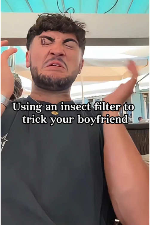 Put the insect filter on your face to see the reaction🕷🤣🤣 #prank #funny #funnyvideos #usa #fyp 