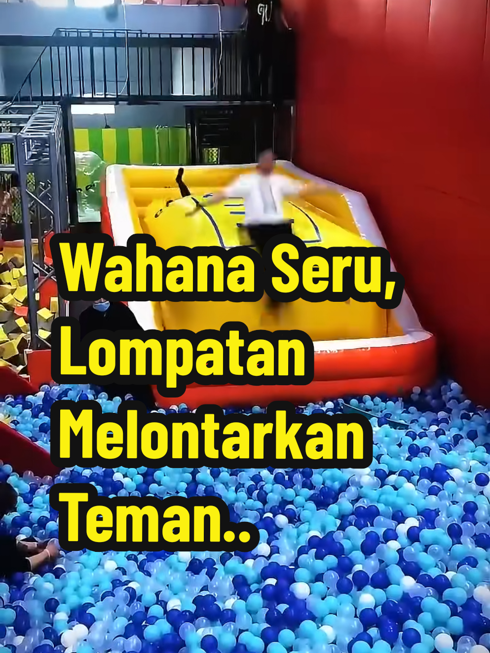 Di wahana lompat seru ini, peserta harus melompat sambil mengangkat temannya agar bisa melambung ke udara. Tapi kali ini, yang diangkat ternyata agak gendut, sehingga si pelompat pertama gagal total! Dua orang berikutnya juga tak berhasil. Hingga akhirnya, pasangan terakhir berbalik, yang besar jadi pendorong dan yang kecil terlempar tinggi-tinggi sebelum jatuh ke kolam bola warna-warni! Aksi lucu yang bikin semua penonton ngakak! English - In this fun jump challenge, participants must launch their partner into the air by jumping on a big air cushion. But the first jumper fails because the person he’s lifting is too heavy! The next two also can’t manage it. Finally, the last pair switches roles , the bigger one jumps, and the smaller one flies high into the air, landing straight into the colorful ball pit! A hilarious and exciting moment that makes everyone burst out laughing! #LompatLucu  #WahanaSeru  #KolamBola  #AksiNgakak  #TantanganKocak 