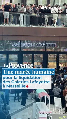🛒 Ce mercredi 15 octobre, des centaines de clients se sont pressés pour la liquidation finale des Galeries Lafayette de Marseille, au Prado Shopping et au Centre Bourse. Des rabais jusqu’à –80 % provoquant une véritable cohue #Shopping #Marseille #SinformerSurTiktok