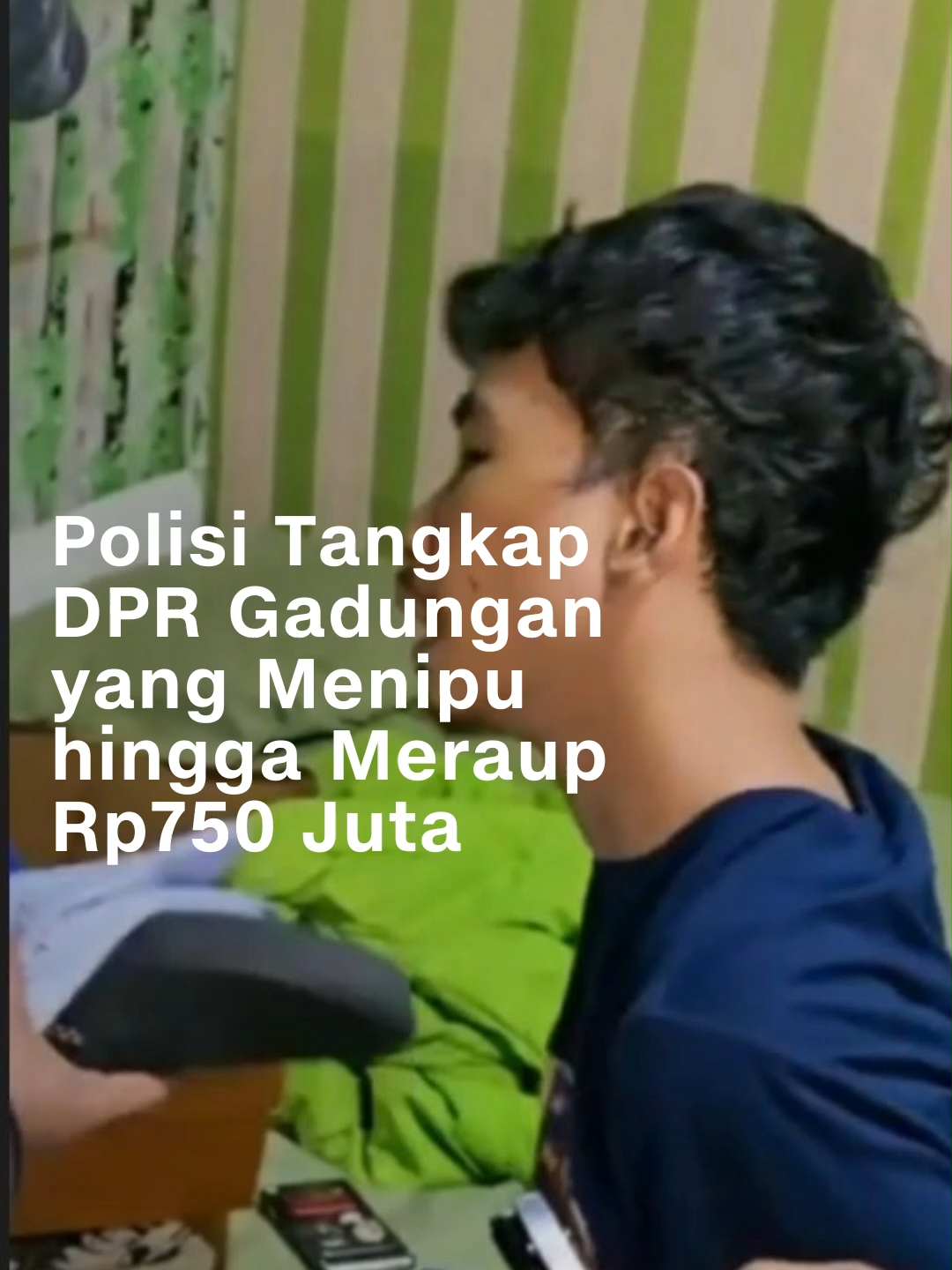 Petugas unit Reskrim Polsek Metro Tanah Abang meringkus DPR gadungan yang berhasil menipu dan meraup untung hingga Rp750 juta. Pelaku mengaku sebagai Tenaga Ahli anggota DPR RI Komisi III dan menjanjikan bisa meloloskan peserta seleksi Bintara Polri 2025. Pelaku bisa menipu dan menjadi tenaga ahli gadungan setelah menjiplak tanda pengenal yang ditemukan di jalan saat berada di Kota Padang. #cnnindonesia #cnnindonesiacom #DPR