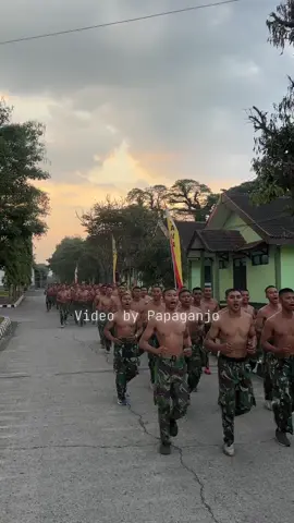 Sore menyala🔥🔥 dikjurbakav.. Tak terbendung semangat nya.. #pusdikkav #tniindonesia🇮🇩 #celana #tactical #tni 