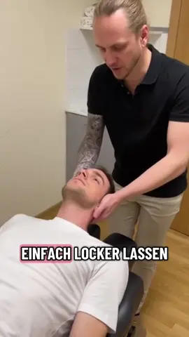 „Na sind die Schmerzen jetzt weg?“ KI Generiert #fürdich #viral #chiropractic #lustig #behandlung 