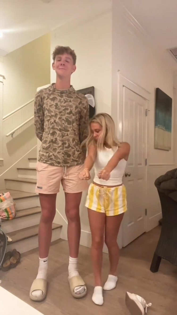 When your boyfriend is basically a human giraffe 🦒 #POV #TallBoyfriend #ShortGirlProblems #POVCouple #CoupleComedy #CoupleVibes #HeightDifference #TikTokCouple #FYP #ForYou #TrendingTikTok #CoupleGoals #RelationshipHumo