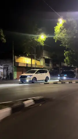 yg abu pemain soalnya kacanya gelap 