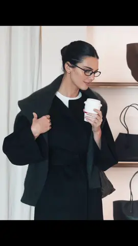 Queen of chic 🤍 #kendalljenner #style #chic #OOTD #outfitideas 