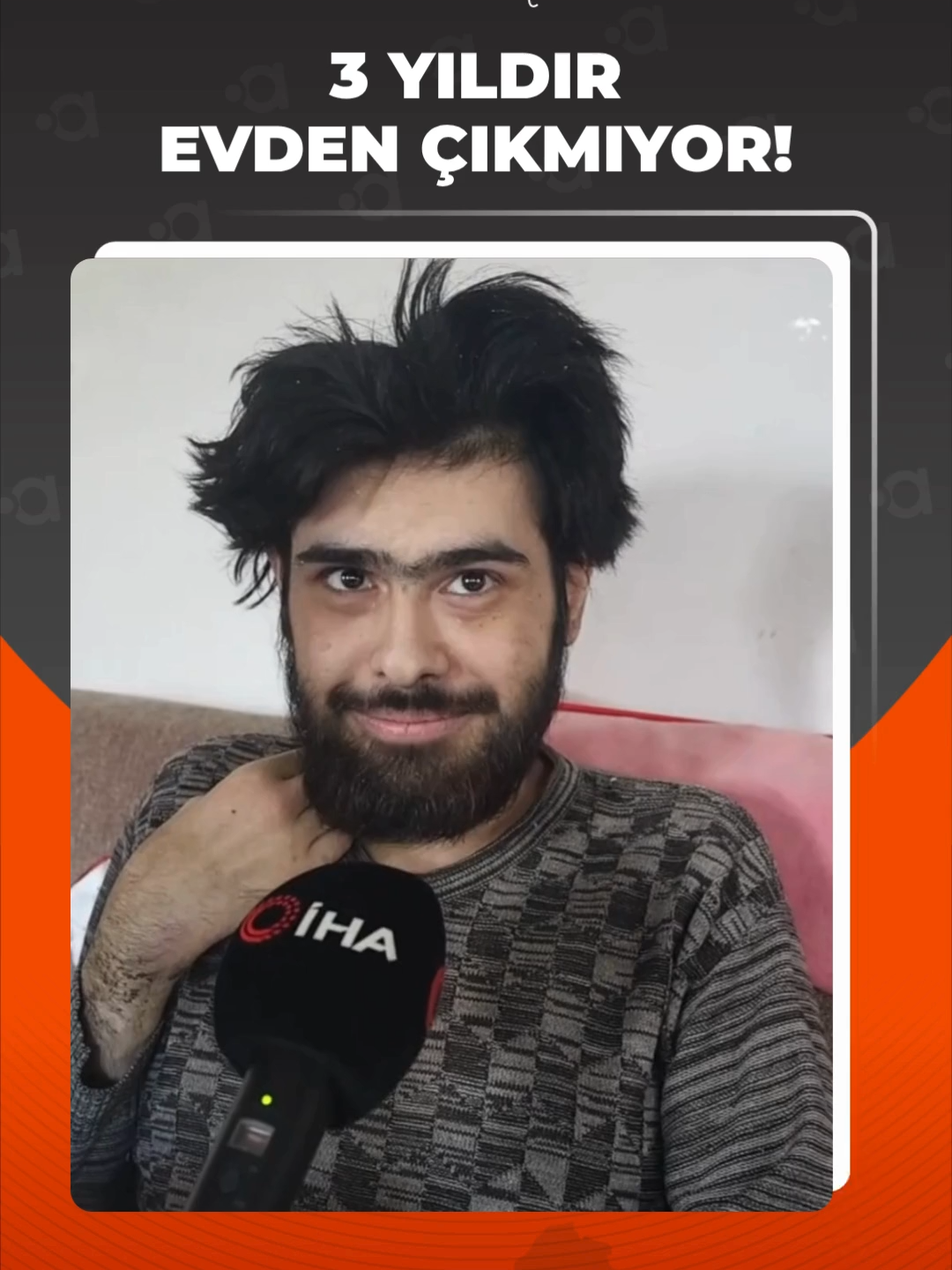 Hatay'da 3 yıla yakın süredir evden çıkmayarak sadece telefonla ve bilgisayarla oynayan 23 yaşındaki genç, sanal dünyaya bağımlı hale geldi. Evladının beslenmek dışında hiçbir şey yapmamasına üzülen anne, evladının eski günlerine dönmesini istiyor. Kahramanmaraş merkezli depremlerde evini kaybeden ve Defne ilçesinde yaşamlarını sürdüren 50 yaşındaki anne Semra Özbay ve 23 yaşındaki oğlu Barış Özbay, yaşadıkları depremin ardından hayata birlikte tutunarak yaşamlarını sürdürüyor. Depremde hem evlerini hem yakınlarını kaybeden aile, üç yıldır zorlu bir süreçle mücadele ediyor. Depremin ardından yaşama hevesini kaybeden ve okuduğu üniversiteyi yarıda bırakarak sürekli bilgisayar ve cep telefonuyla oynamaya başlayan Barış Özbay, sanal dünyaya bağımlı hale geldi. Yaşamak için gerekli ihtiyaçlarını gideren genç adam; ne duş alıyor ne de tırnaklarını kesmek gibi özel gereksinimlerini yerini getiriyor. Evin dışına 3 yıla yakın süredir tek adım dahi atmayan Barış'ın annesi Semra Özbay, evladı için her gün acı çekiyor. Telefonla ve bilgisayarla oynamaktan boynunu dahi çeviremeyen Barış'ın yeniden hayata tutunması için acılı annesi destek bekliyor.