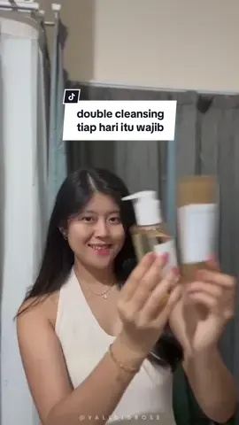 Wajib double cleansing tiap hari biar pori2 bersih, kulit sehat + cegah jerawat yaaa 🤎 #doublecleansing #skin1004centellalightcleansingoil #skin1004centellaampoulefoam #skin1004 #skin1004indonesia @SKIN1004 