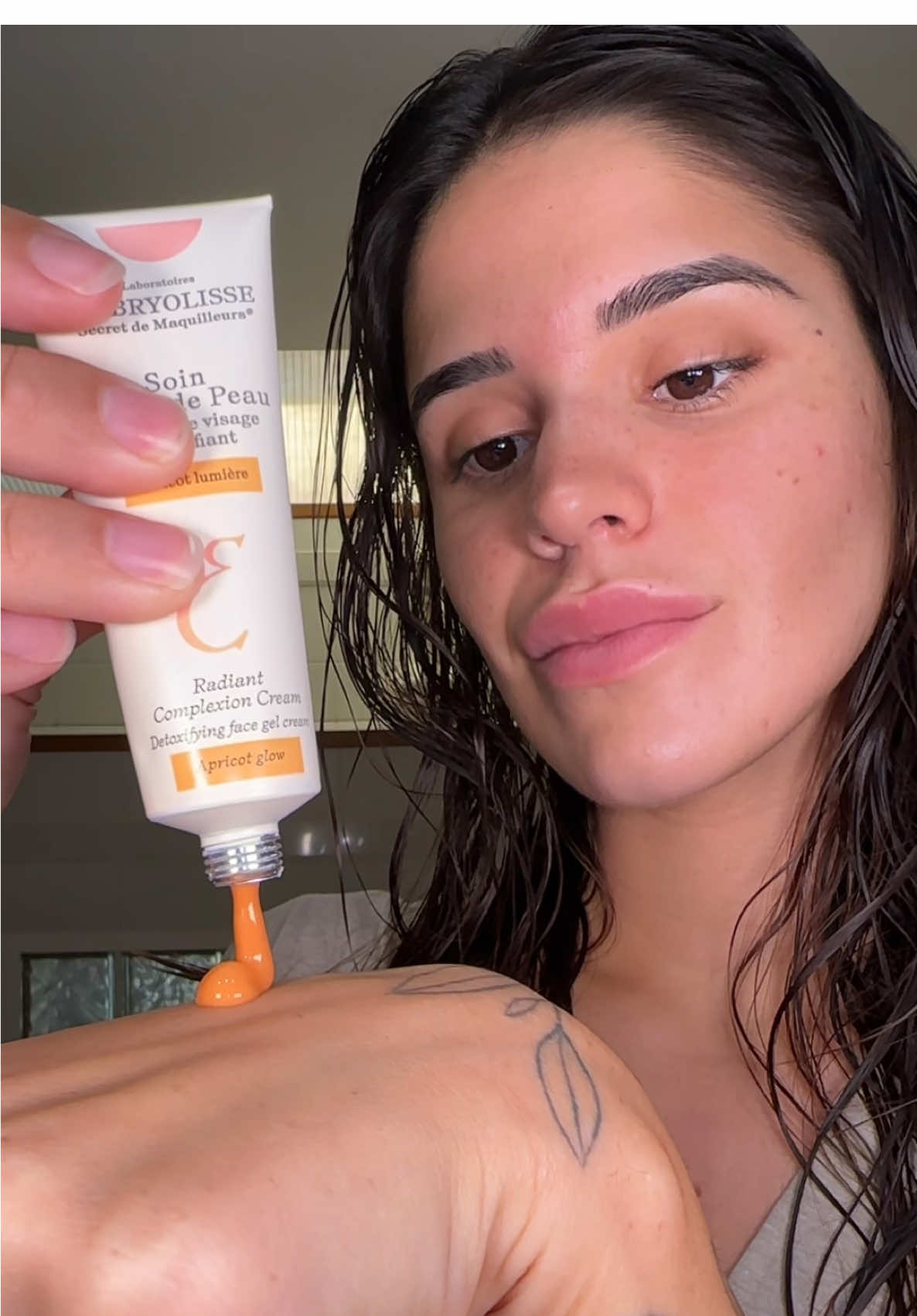 3 ans que j’utilise le Soin Blush de Peau @Embryolisse France, et ils viennent tout juste de le sortir en teinte Abricot 🍑, qui s’accorde parfaitement avec ma carnation ! Résultat : une bonne mine dorée immédiate et un cocktail de soin hydratant et repulpant 💦 #embryolisse #soinblush #makeup Produit offert*