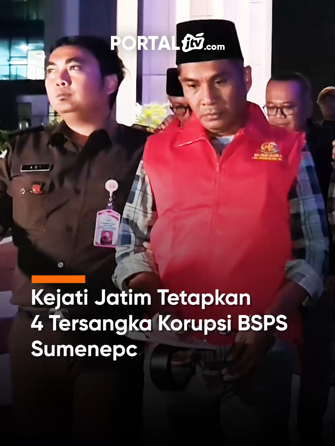 Kejati Jatim Tetapkan 4 Tersangka Korupsi BSPS Sumenep Kejati Jawa Timur menetapkan empat tersangka dalam kasus dugaan korupsi program BSPS di Sumenep. Program bantuan perumahan bagi masyarakat berpenghasilan rendah ini diduga diselewengkan dengan kerugian negara mencapai Rp26,3 miliar. Kejati menegaskan akan menuntaskan kasus ini secara transparan dan tidak menutup kemungkinan tersangka baru. #kejatijatim #korupsi #bsps #jtvrek #portaljtvcom