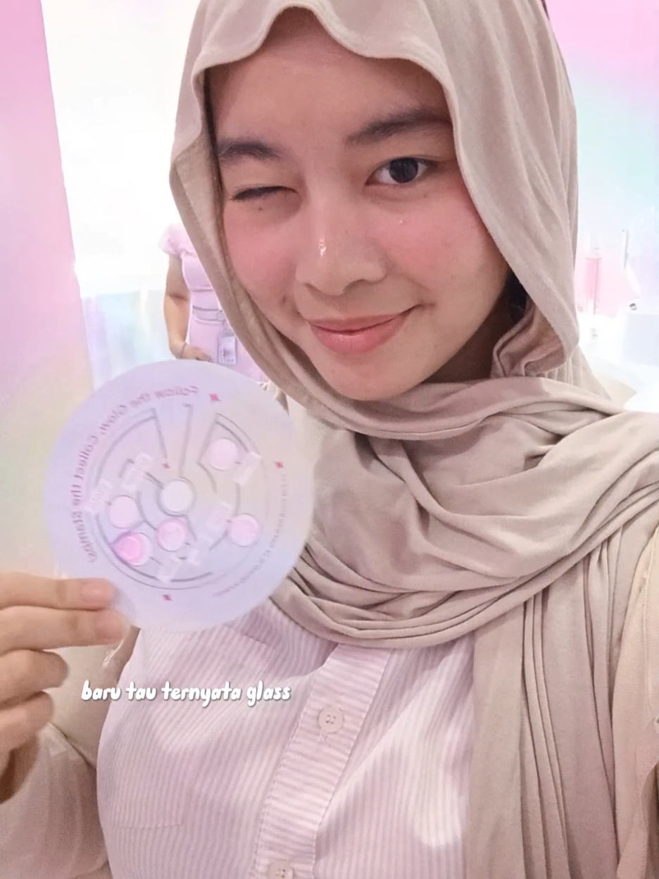 Happy bgt!! Weekend kemarin main ke Glass Maze Glow & 
 Lovely di Blok m! Cantiik dan banyak promo 💗💗 yuk kesinii!!  @glowandlovely_id    #skincare #glassskinin1step #glassbright 
 #glassmazeglowandlovely #blokm 
