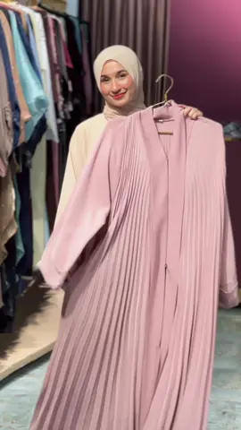 Dubai Pleated ထဲက Instock အရောင်လေးတွေပါရှင့်. #abaya #abayamurah #abayadubai #abayacantik #abayahitam #brownabaya #pinkabaya #blackabaya #umrah #modest #pleatedabaya 