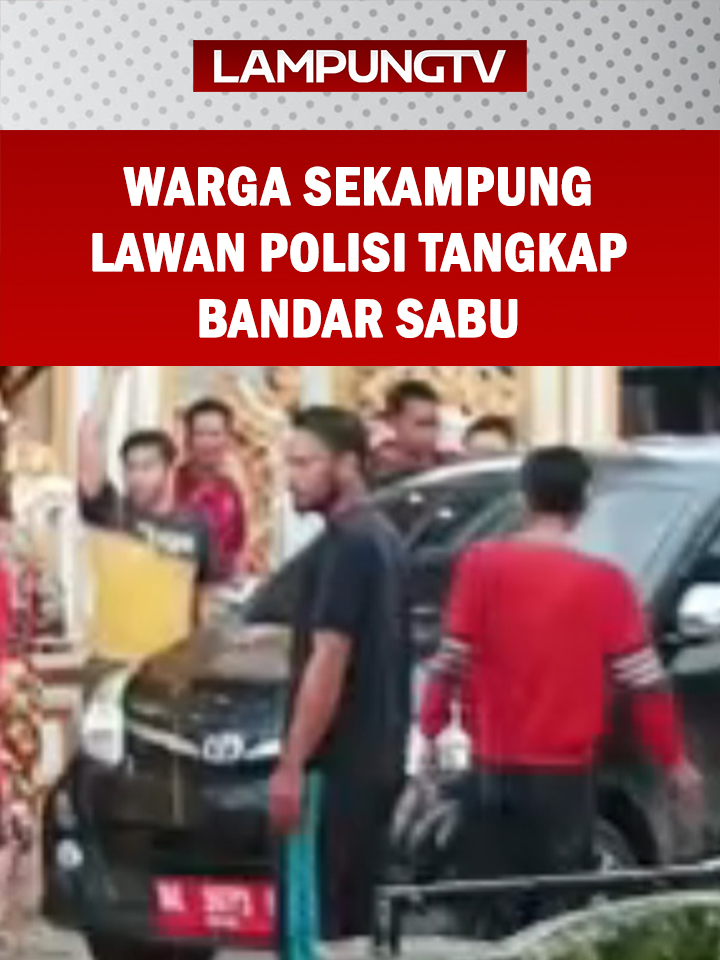 RAWAJITU UTARA (15/10/2025) – Warga sekampung melawan penangkapan tersangka bandar sabu di Sungai Sidang, Kecamatan Rawajitu Utara, Mesuji, Senin 13 Oktober 2025. Tembakan peringatan menyalak beberapa kali tetapi massa tetap melakukan pengadangan dan bahkan memukul polisi. Suasana mencekam begitu tersangka berinisial RR digerebek polisi selagi santai di rumahnya. Penggeledahan rumah RR di RT 1 RW 3 Sungai Sidang itu menemukan barang bukti satu klip sabu dan alat transaksi berupa handphone Infinix kuning. Bandar sabu lintas Lampung-Sumatera Selatan ini coba melepaskan penggerebekan dengan berteriak-teriak. Keluarganya sontak histeris dan berusaha mencegah penangkapan. Kondisi ini memaksa reserse narkoba Polres Mesuji melepaskan beberapa tembakan peringatan. Bukannya surut, perlawanan makin kalap. Senjata polisi kembali menyalak ketika warga kampung datang berhamburan di depan rumah tersangka. Sepertiterekam video amatir, keluarga tersangka dan warga kampung bukan hanya mencoba menggagalkan penangkapan, mereka juga mengadang kendaraan polisi dengan blokade jalan menggunakan balok dan bebatuan.  Ketika RR sudah diamankan dalam mobil, suasana tambah mencekam karena warga merangsek untuk menutup jalan. Letupan dar der dor tidak digubris. Warga nekat menyerang petugas begitu kendaraan pembawa tersangka hendak meninggalkan lokasi. Polisi berusaha membuka blokade tetapi warga justru balik memukul seorang perwira polisi berpangkat inspektur satu. Kanit Satresnarkoba Polres Mesuji Ipda Reza Ferdian, Rabu 15 Oktober 2025, membenarkan keluarga tersangka dan warga Sungai Sidang melawan penangkapan bandar sabu berinisial RR. Bandar ini sudah lama menjadi target operasi. Selain pengadangan dengan blokade jalan menggunakan balok dan bebatuan, keluarga tersangka memukuli kendaraan polisi supaya tidak jalan membawa RR ke Polres Mesuji. Salah satu warga bahkan nekat memukul polisi. Tersangka RR dijerat dengan Pasal 114 Ayat 1 subsider Pasal 112 Ayat 1 Undang-Undang Republik Indonesia Nomor 35 Tahun 2009 Tentang Narkotika dengan ancaman pidana penjara seumur hidup atau pidana penjara minimal lima tahun dan maksimal 20 tahun. @lampungtelevisi.com