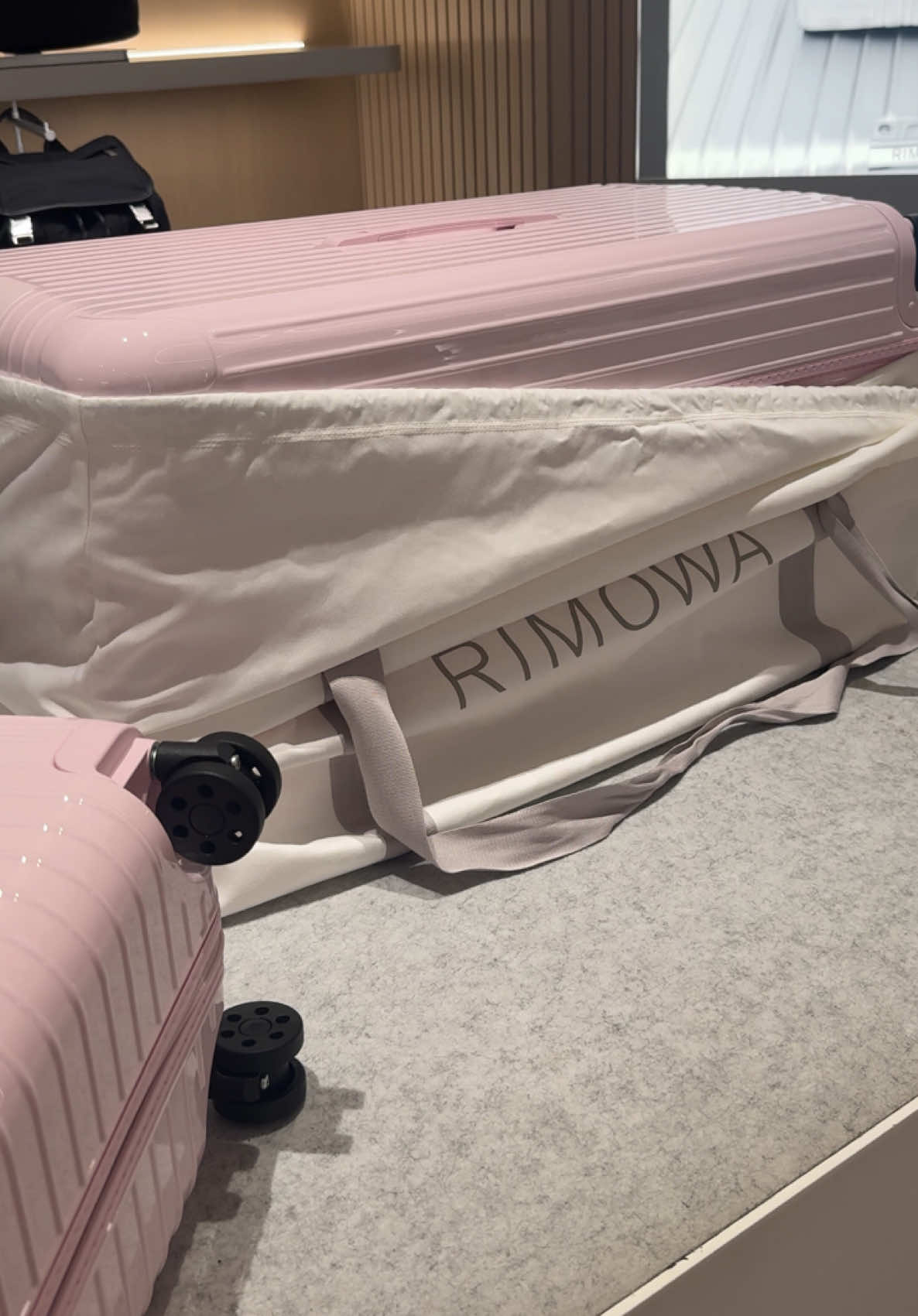 Did someone say Rimowa launched  Ballerina Pink? 🩰 