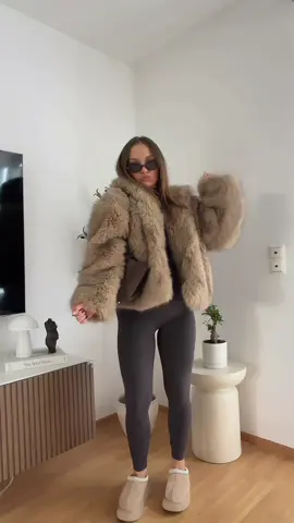Da kommen wieder meine polnischen Gene durch & ich liebe es was soll ich sagen.. 🙂‍↕️ Set: H&M Sonnenbrille: H&M Jacke: Zara Tasche: TK Maxx #fakefurseason #fakefur #fitinspo