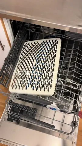 Hur rengör ni er köksfläkt? Den blev verkligen som ny men fick städa diskmaskinen efter mig 😭😭 MEN ändå värt!!  #fördigsidansverige #fördig #fördigpage #testar #cleaninghacks 