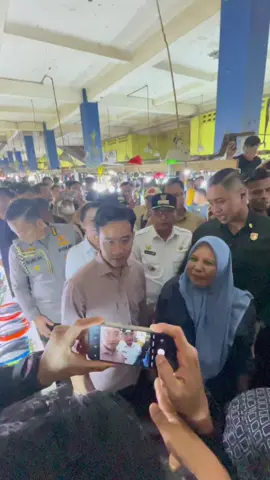 Momen Wakil Presiden (Wapres) Republik Indonesia (RI) Gibran Rakabuming Raka blusukan ke pasar Higenis Ternate, Rabu (15/10/2025). #ternate #ternate_malukuutara #ternateviral #fypシ゚viral #viraltiktok #Gibran #wapresindonesia #wapresgibranrakabumingraka #gubernurmalukuutara @Sherly Tjoanda 