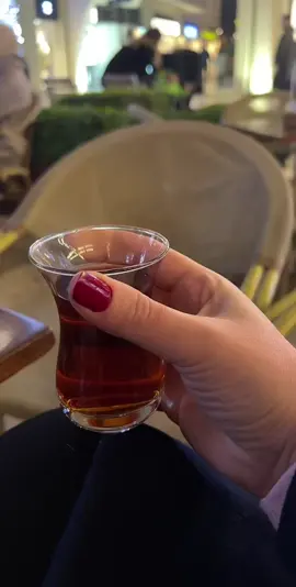 “Birisinin hüngür hüngür ağlayarak kurduğu bir cümlenin, hiç kimsenin gönlüne değmemesi kadar canım yandı o gece. Sonra, gırtlağımda yüklemi olmayan bir cümle ile eve döndüm. İnsan aptal olduğunu öğrenince eve döner hep.”