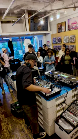 Vibin in Shibuya Tokyo @Manhattan Records®︎ rockin the new @reloopdj RP7’s  Shout out Genre Bendr for having me  🔊: @stroelliot - Marvin’s Mood  @technics_global @ortofon_dj @osmo_global @osmo_global  #whosampledit #whosampled #adjnamedflow  #flowsloops #originalsample #vinyl #records  #vinylcommunity #vinyladdict #vinylcollection  #vinylrecords #recordcollection #instavinyl #vinyljunkie #vinyloftheday #recordcollector #vinylcollector #coffeeandvinyl